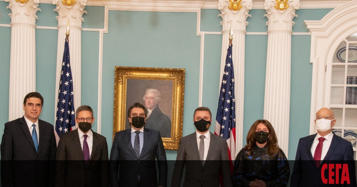 Министрите на финансите и на енергетиката - Асен Василев и