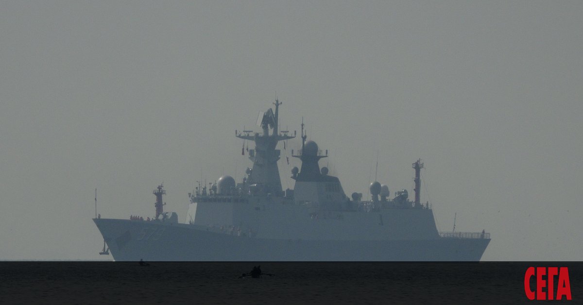Австралия твърди, че китайски военен кораб е насочил лазер към самолет