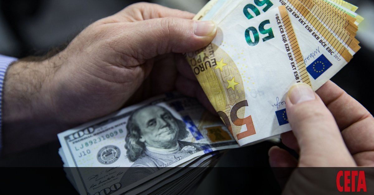 Парите, които изпращат у дома българите, работещи зад граница, продължават