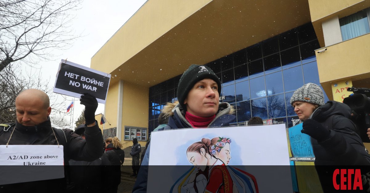 Няколко десетки руснаци, живеещи в България, излязоха на протест в