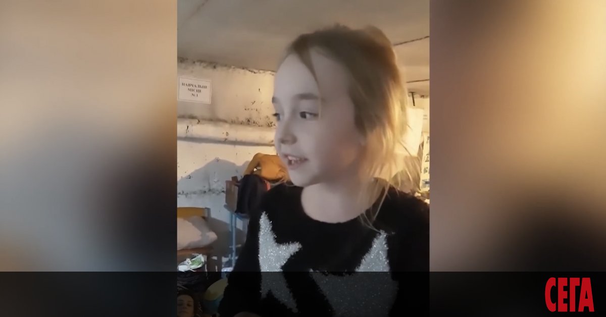 Видеоклипът с малко украинско момиче, което пее в бомбоубежище, стана хит в интернет и развълнува