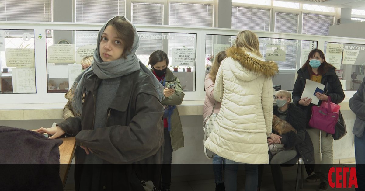 Стотици украински бежанци у нас обикалят институциите и се редят