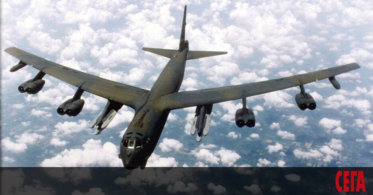 Два американски стратегически бомбардировача B-52 Стратофортрес“ са направили обиколка на българското небе