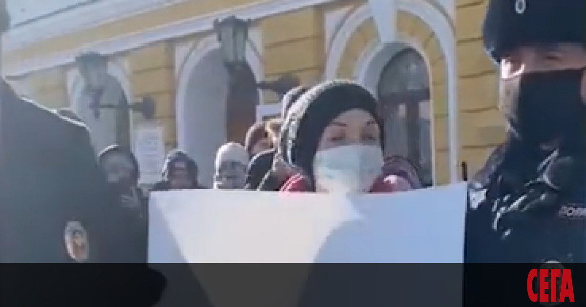 Репресиите срещу антивоенните демонстранти в Русия придобиват абсурден характер. Днес