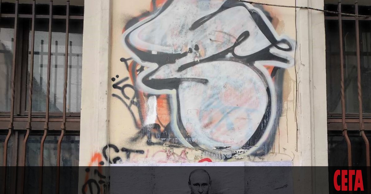 Графити рисунка на Путин, който носи мъртвото си тяло, предизвиква