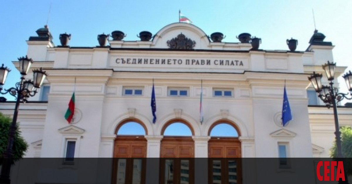 Депутати от четирите партии в управляващата комисия предложиха, с които