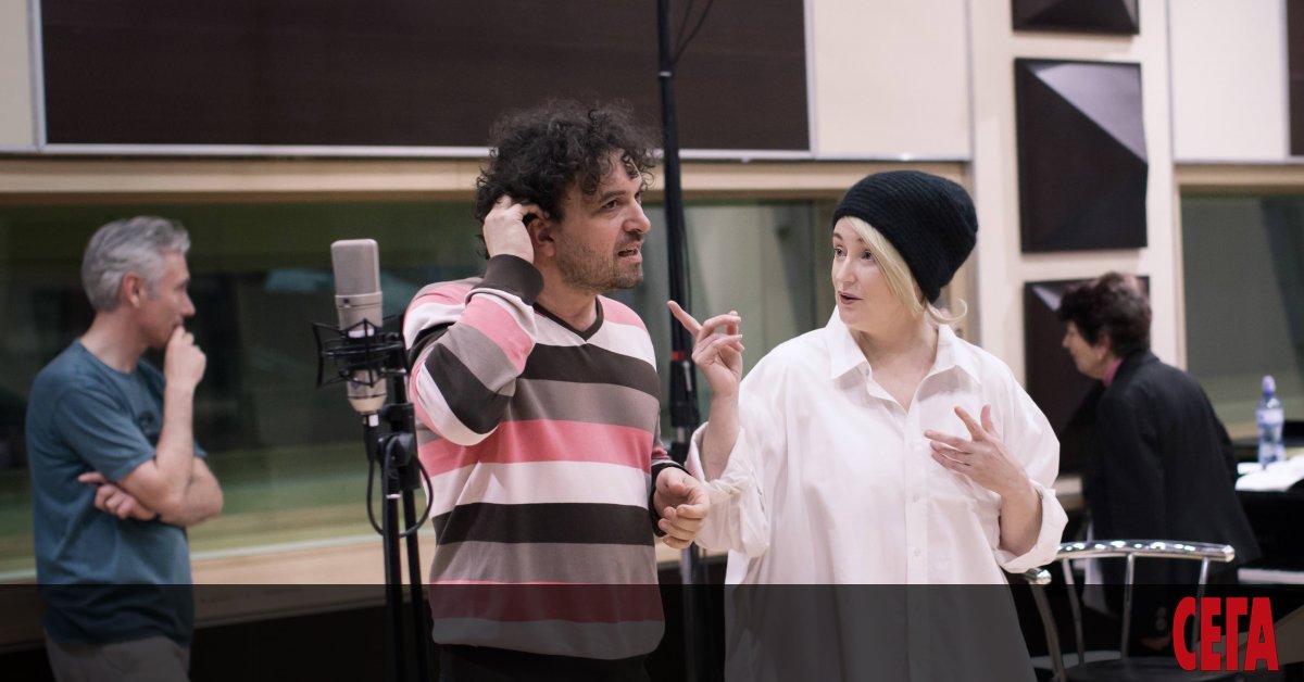 Нейният глас звучи в Гладиатор, в албумите на Дед кен денс,