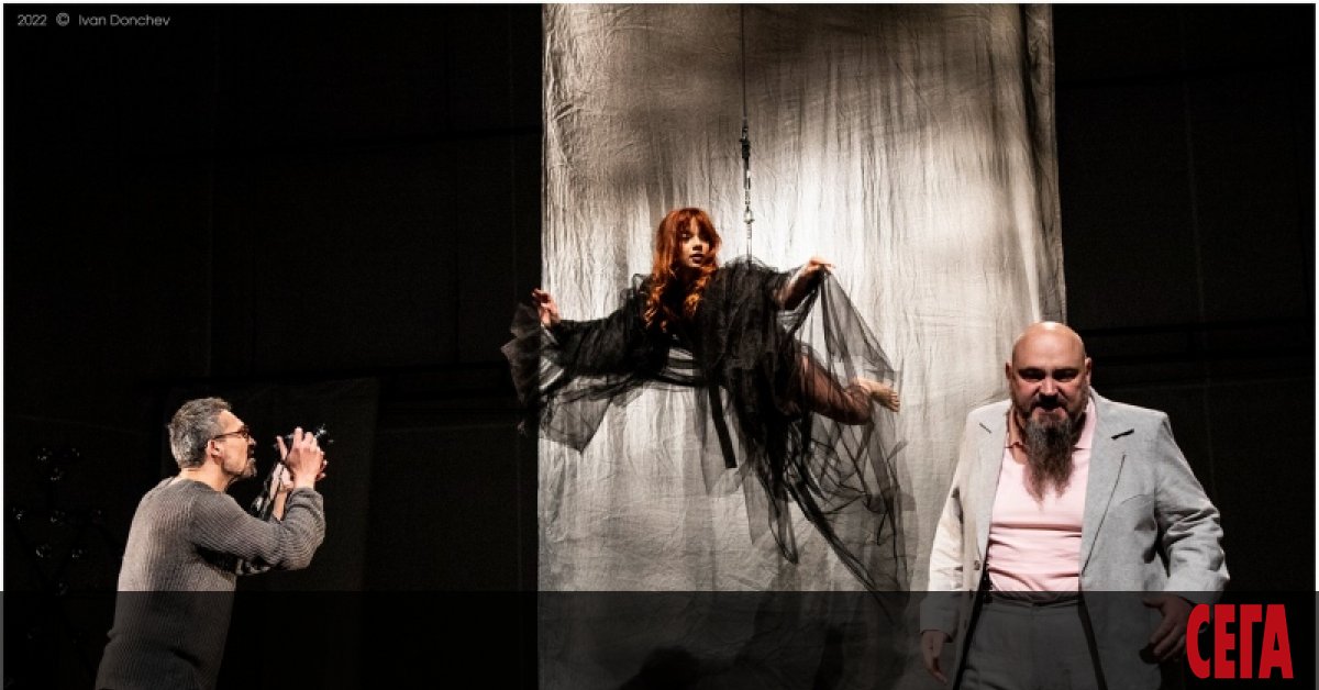 Красотата в образа на магнетична жена, която преминава от ръка