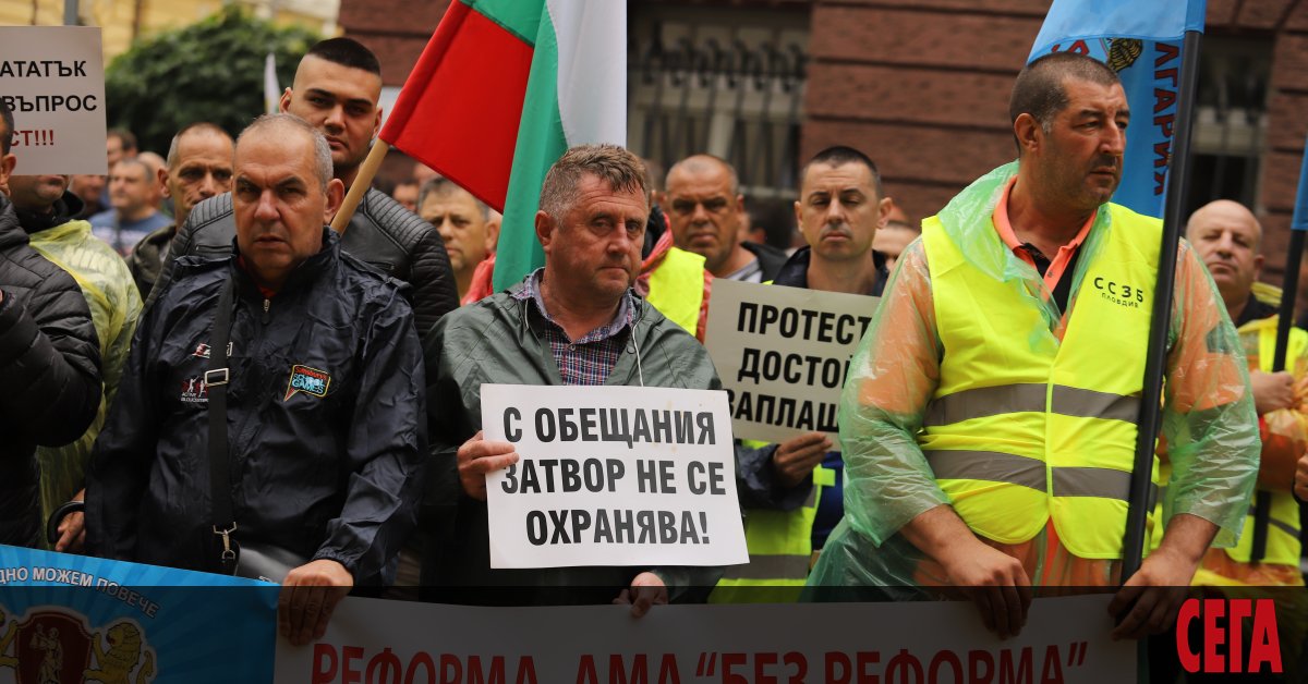 Полицаи и надзиратели в затворите в страната от двата най-големи синдикати