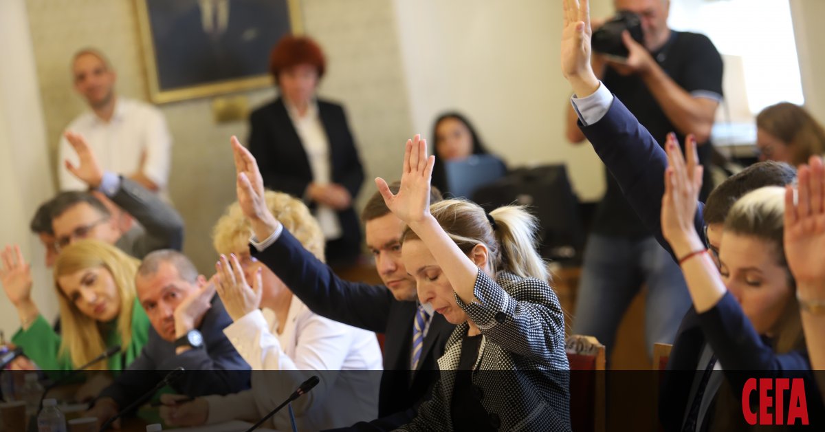 След близо 4-часово заседание, парламентарната комисия по външна политика подкрепи