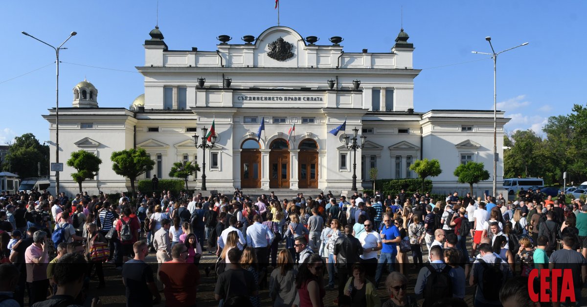 Недоволството от гласуваното днес освобождаване на председателя на Народното събрание