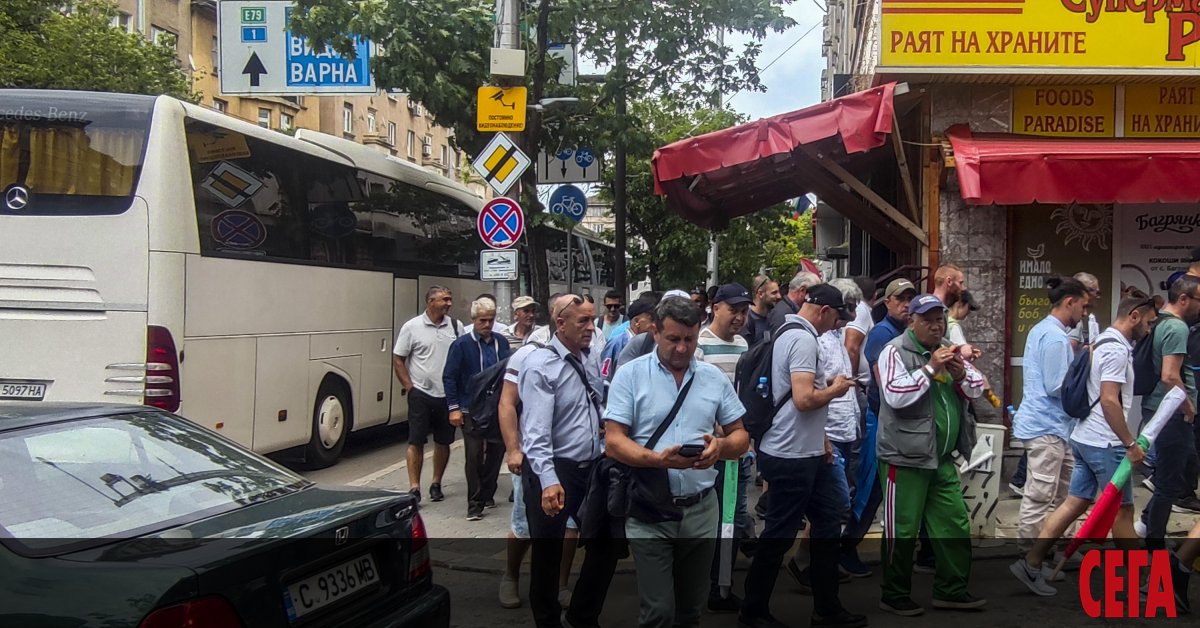 Протестиращи срещу коалиционното правителство на Кирил Петков пристигнаха в София