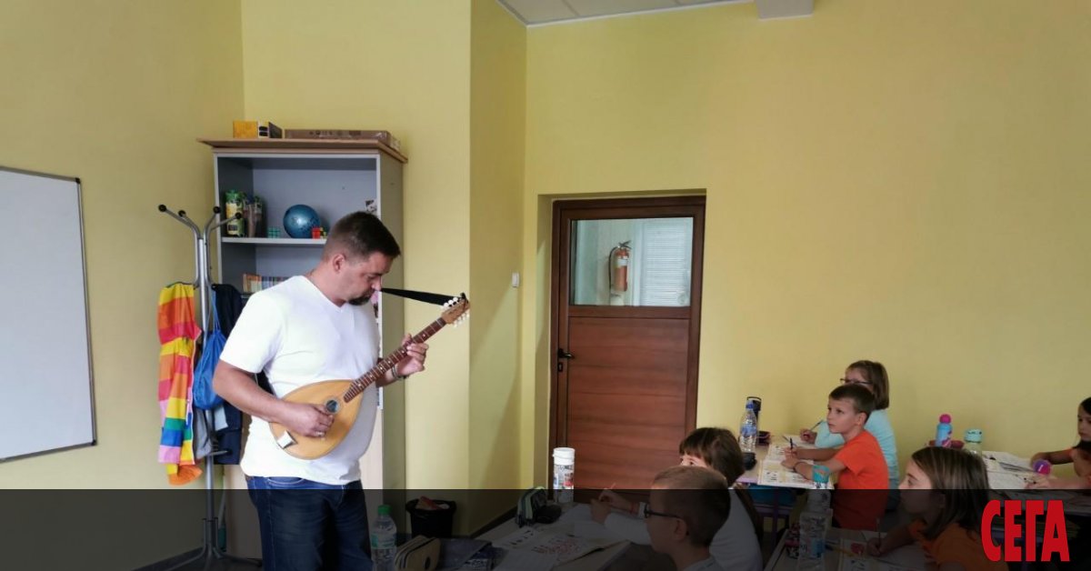 Помощник-диригент на църковен хор, рок музикант, изкусен кулинар, почти футболист,