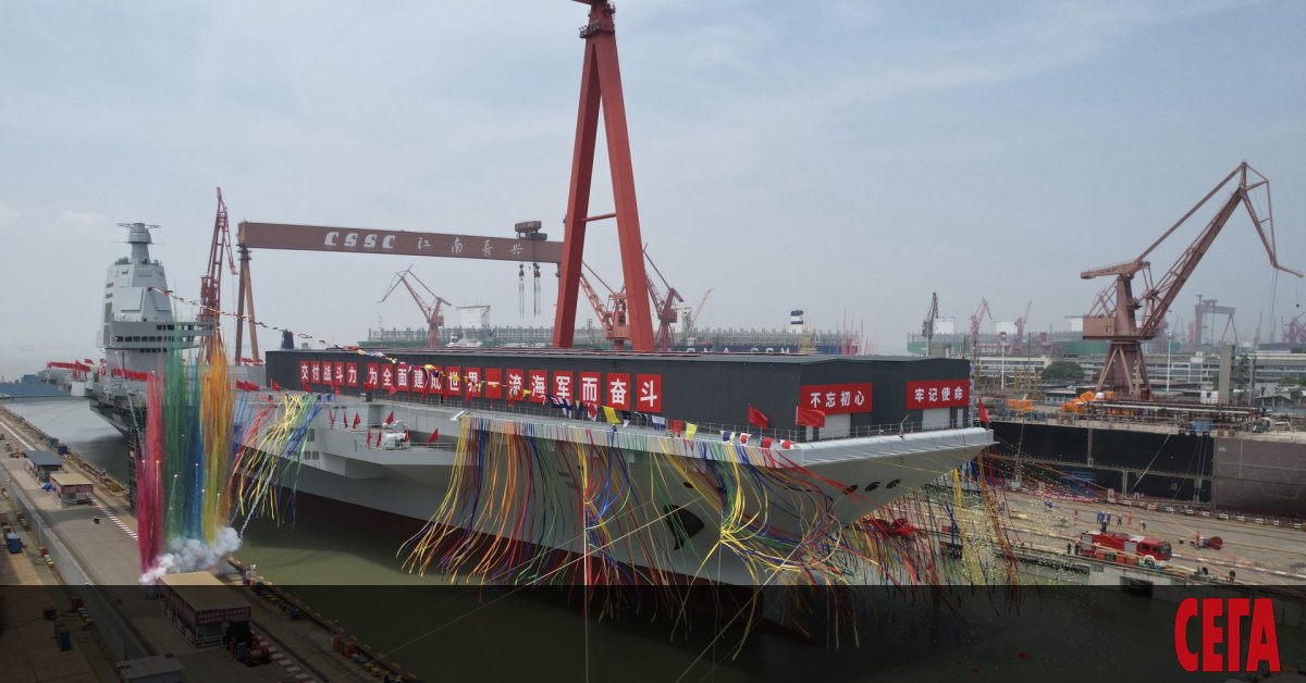 Китай официално пусна на вода своя трети самолетоносач, предаде БТА,