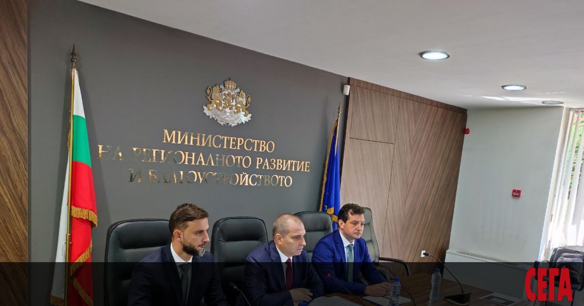 Строителният министър Гроздан Караджов отрече да е искал още 3