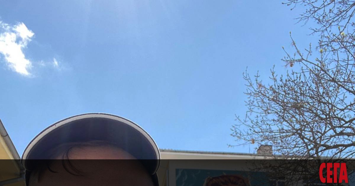 Птиците от платната му не пеят. Те крещят. Като човеци.