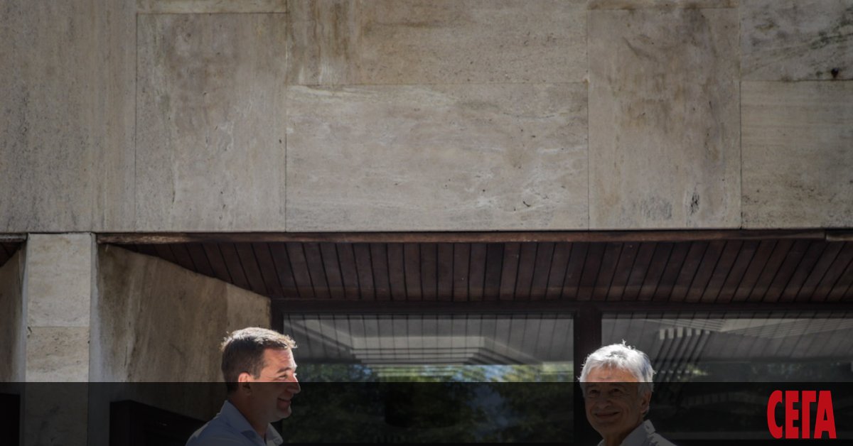 Символична първа копка даде старт на спорния ремонт на сградата на