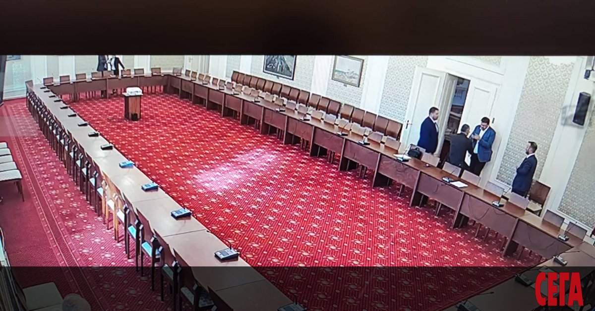 Депутатите на ГЕРБ и ДПС тази сутрин не дойдоха на