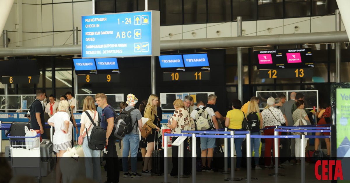 На летище София пристигна първият от два самолета на Руската