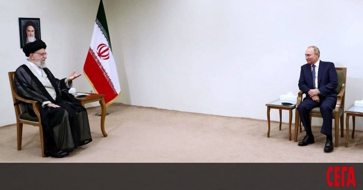 Президентът на Русия Владимир Путин пристигна в Техеран за три