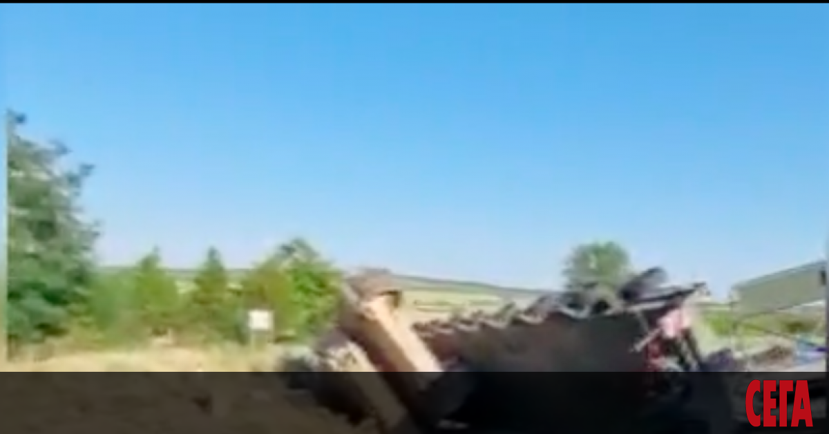 Платформа за транспортиране на танкове се обърна в близост до полигона