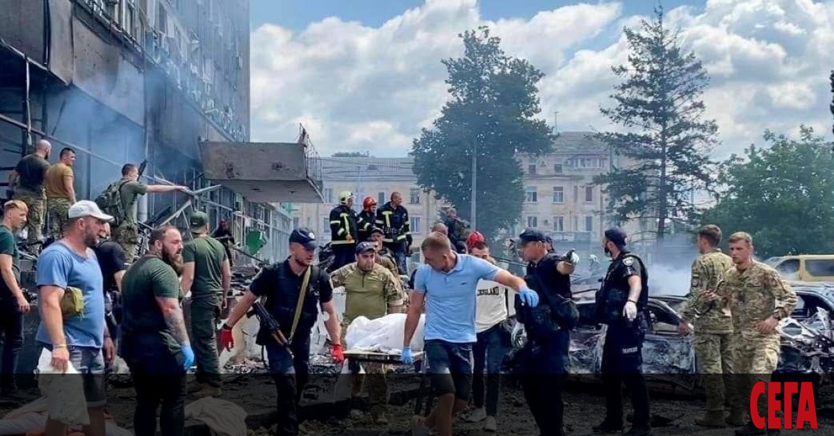 Поне 17 души, сред които и две деца, са убити