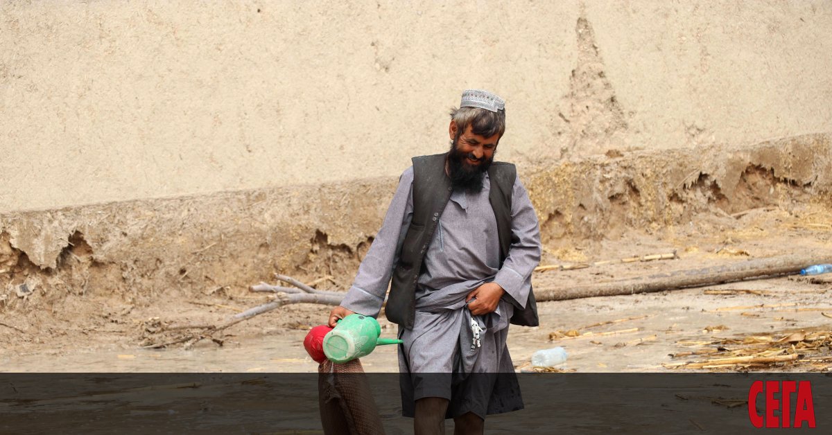 Наводнения след проливни дъждове в Афганистан са убили близо 100 души,