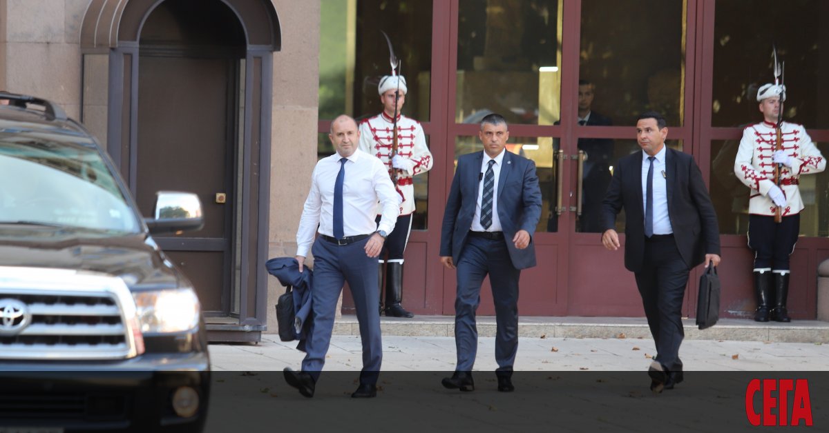 Граждани се събраха пред президентстската институция в сряда вечер, за да