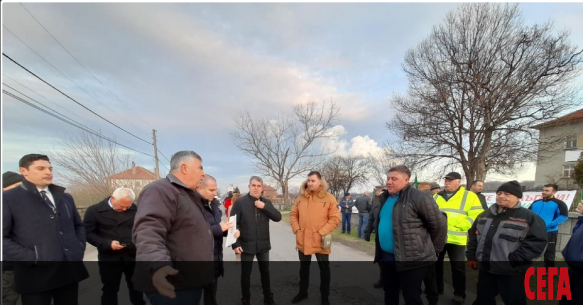 Жители на села от община Гълъбово излязоха на протест рано