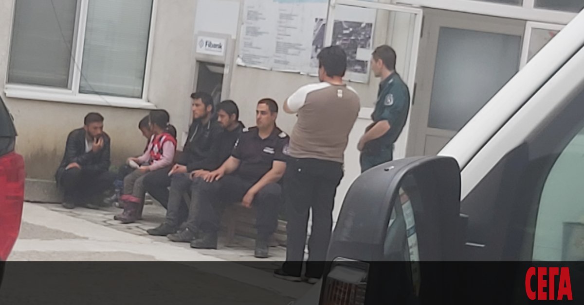 Полицията залови тежкотоварен автомобил с мигранти в района на бензиностанция в