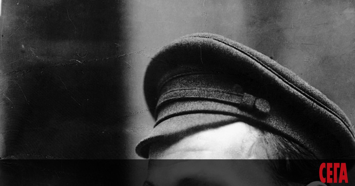 БИБЛИОТЕКАРСКИ ИНСТИТУТ, ГЪЛЪБАРНИКА Известната българска пророчица и милиционерка Баба Ванга се