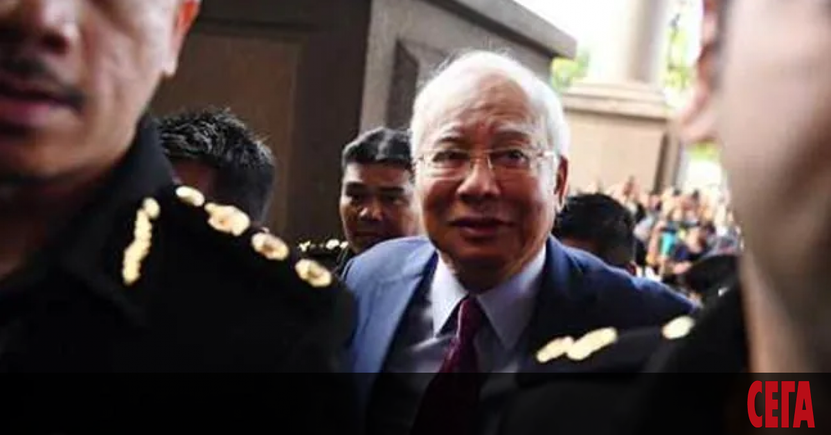 Бившият министър-председател на Малайзия Наджиб Разак ще лежи 12 години