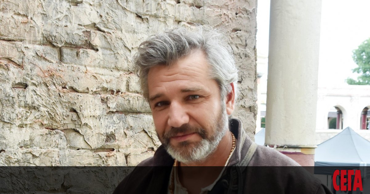 СВЕЖЕН МЛАДЕНОВ обича да повтаря, че е расъл в гората: