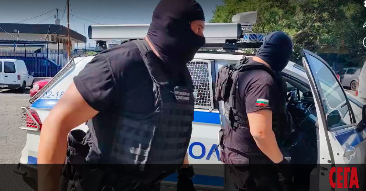 Маскирани спецполицаи блокираха Бургас от сутринта при операция срещу кражби на
