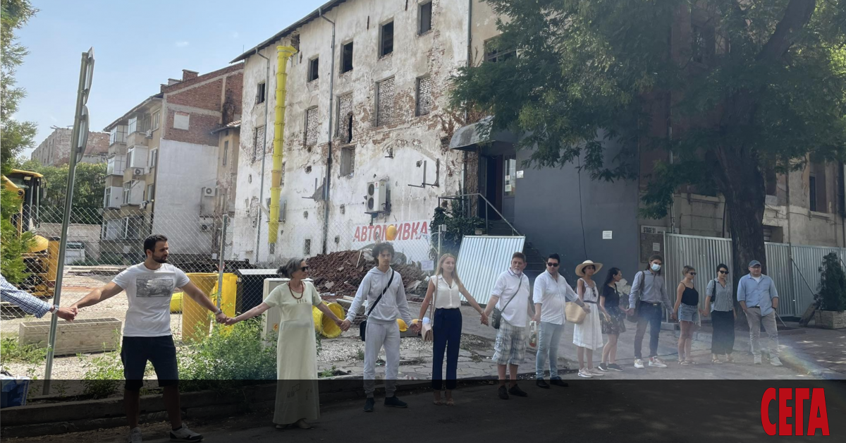 Въпреки протестите в Пловдив започна събарянето на още един от