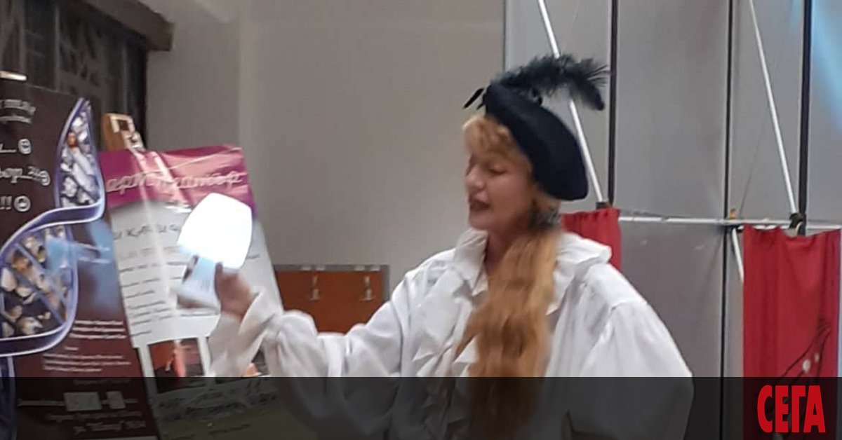 Актрисата Милена Червенкова – основател и директор на първия след