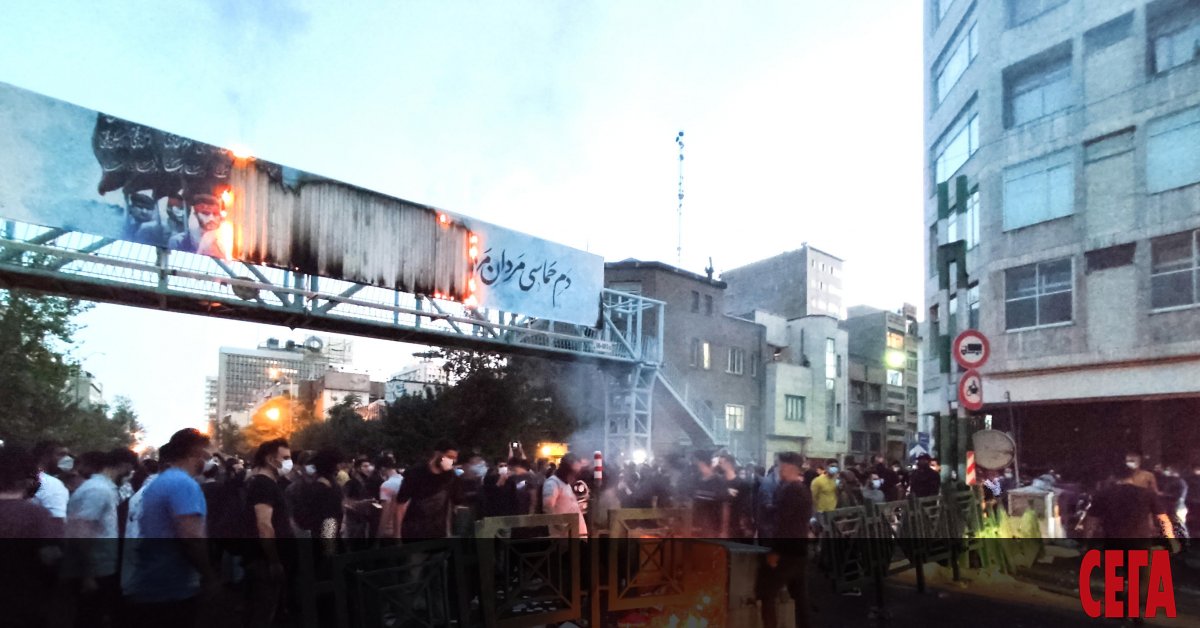 Протестите в Иран, които започнаха след смъртта на 22-годишната Махса