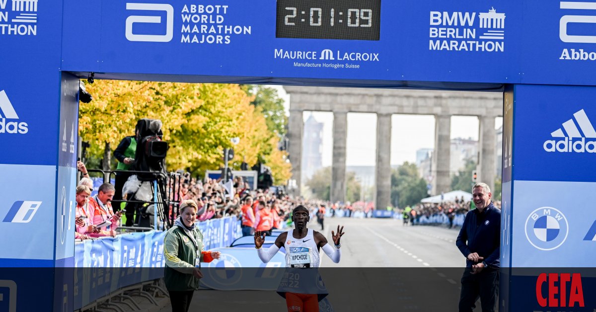 Кениецът Елиуд Кипчоге постави нов световен рекорд в маратонското бягане.