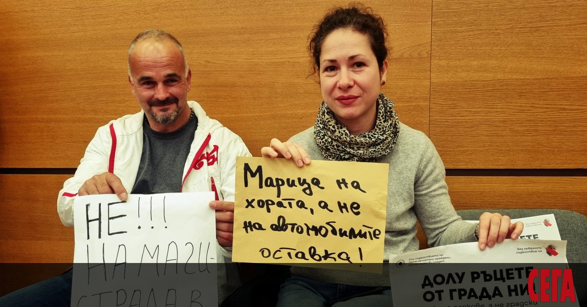 Пред очите на протестиращи граждани общинските съветници в Пловдив започнаха