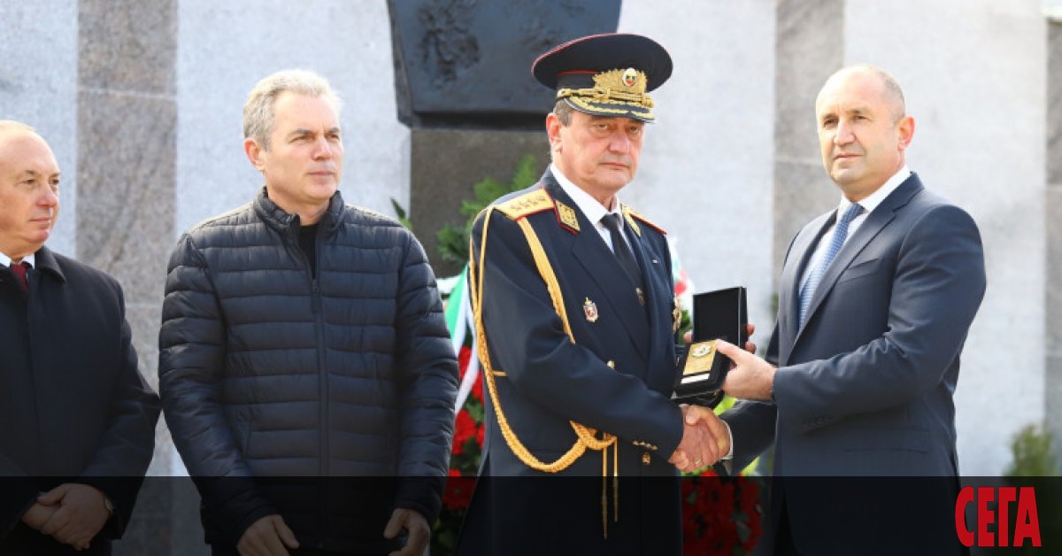 Президентът Румен Радев пенсионира директора на пожарната главен комисар Николай Николов