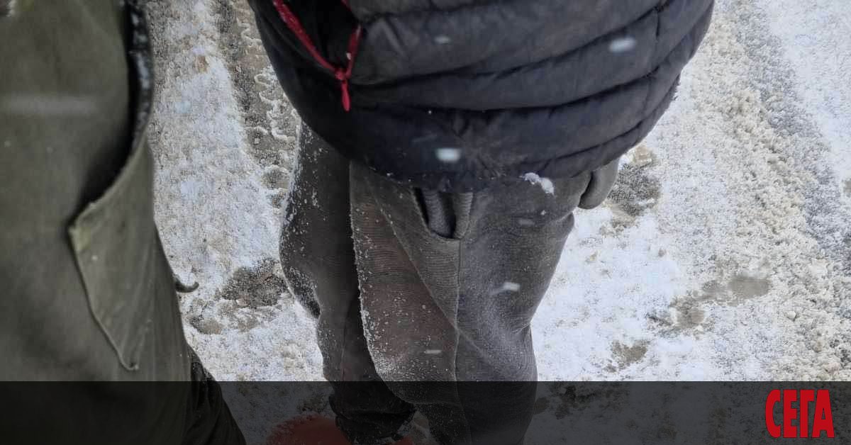 Драгомански полицаи са се натъкнали днес на премръзнали в снега