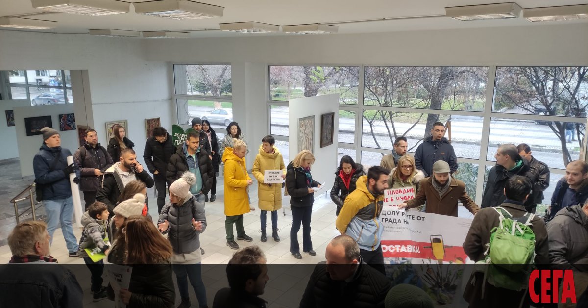 Бурно заседание под своеобразна гражданска обсада провежда днес пловдивският общински