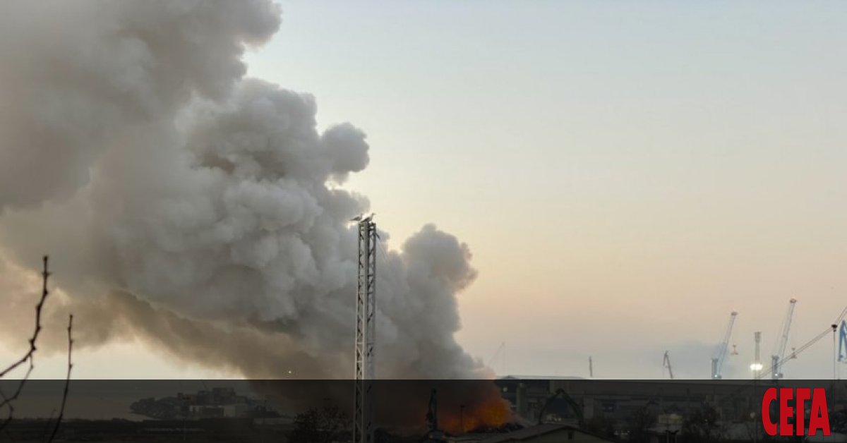Голям пожар избухна на пристанище Бургас-запад, предава БНТ. По информация на