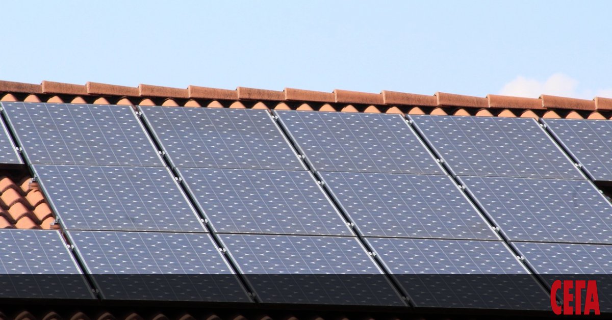 Поставянето на соларни панели на покривите на къщи или други