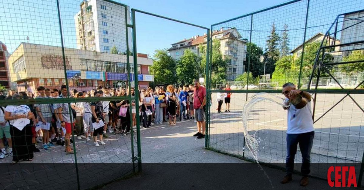 Десетки хиляди ученици вероятно вече са в предстартова изпитна треска.
