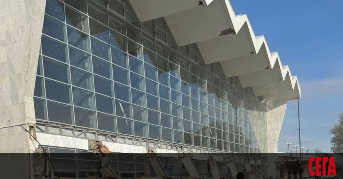 ЖП гарата в Нови Сад, чийто покрив се срути на