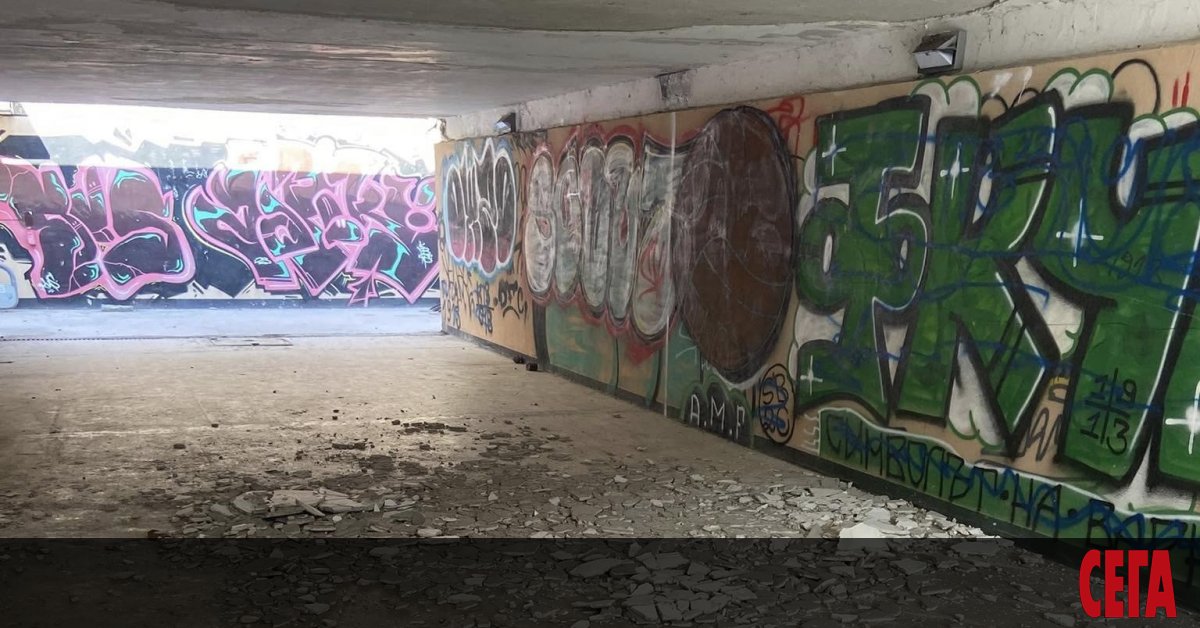 Таван на подлез в района на кварталите Бриз иЧайка рухна