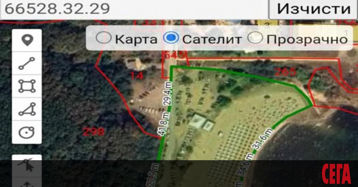 Разоран плаж и изливането на бетон върху него, които концесионерът