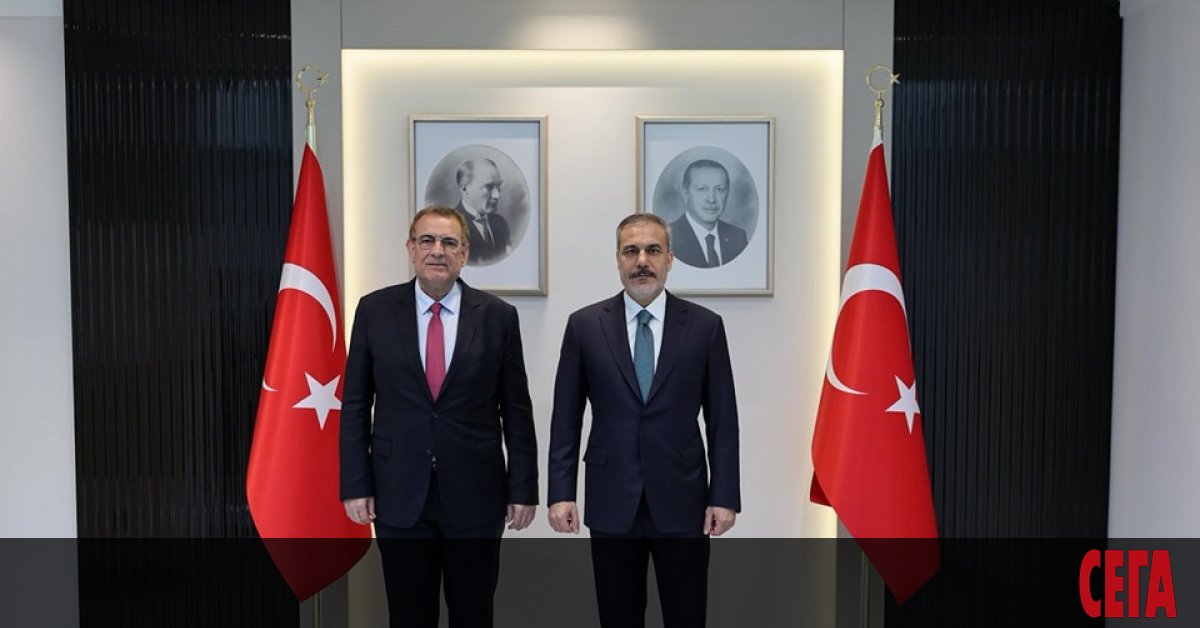 В борбата помежду си двата лагера в разцепеното ДПС търсят