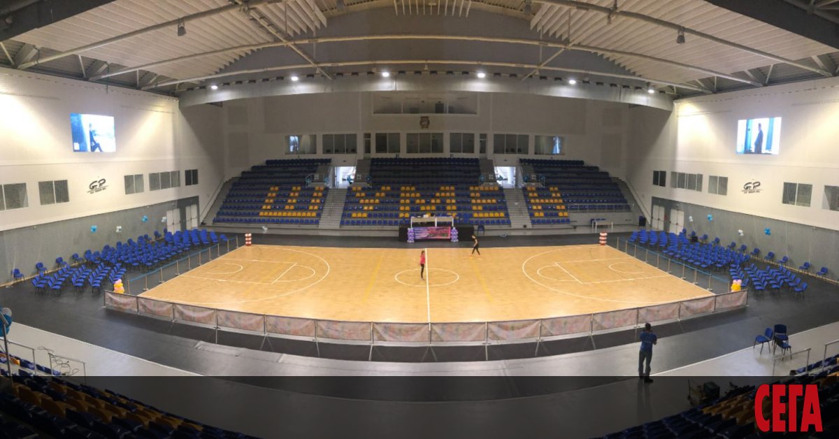 Тържествено откритата преди по-малко от 7 години Арена Шумен е